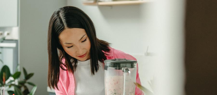 A women preparing her diet meal before the Allurion Gastric Balloon procedure