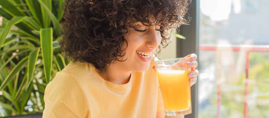 سيدة تشرب عصير البرتقال كجزء من برنامجها الغذائي لفقدان الوزن