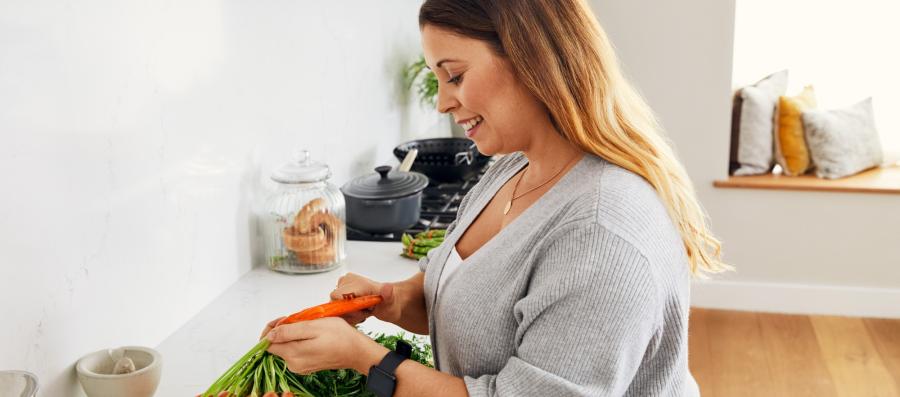 Allurion Programı ile kilo vermek için diyet planlarının bir parçası olarak sağlıklı bir yemek pişiren bir bayan